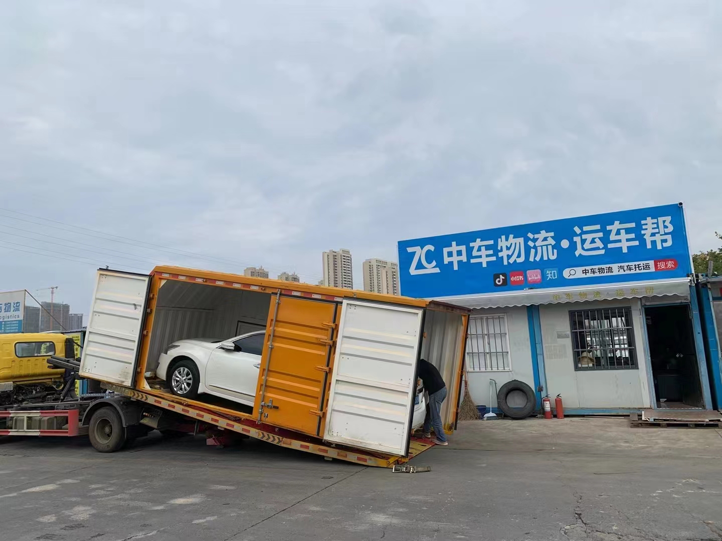 中车物流豪车托运：让您的豪车享受五星级待遇，轻松抵达目的地！